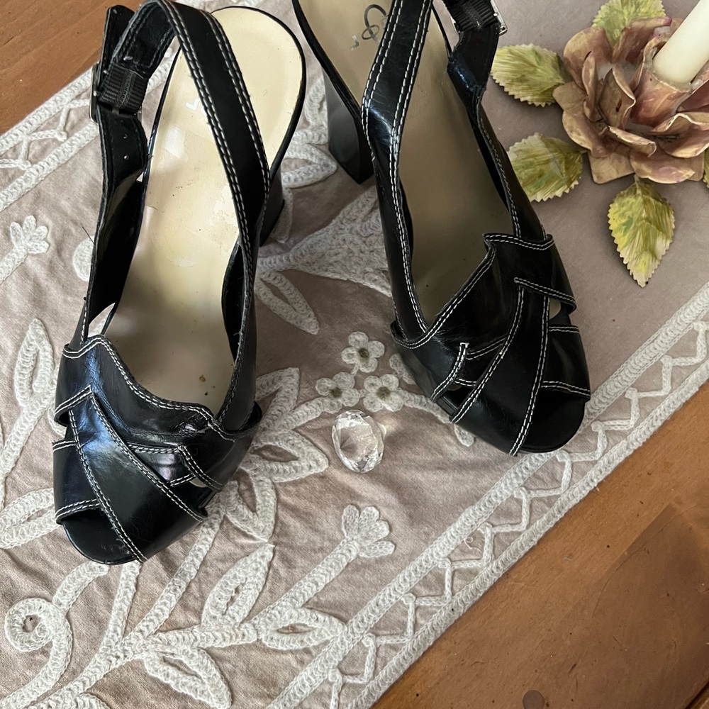 Women’s high heel 5 inch black with white stitching super cute brand Joey size 8